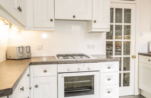 West End Apartment | 3 LYNEDOCH PLACE, pet friendly, with a garden in Edinburgh