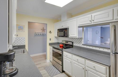 Saint Simons Island Apartment | 3 Mi to St Simons Beach Gem with Pool Access and Deck