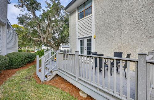 Saint Simons Island Apartment | 3 Mi to St Simons Beach Gem with Pool Access and Deck