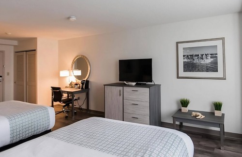 Silver Beach Hotel | 3 Ocean View Units Near Woods Hole Aquarium! Private Beach Access!, Pools!