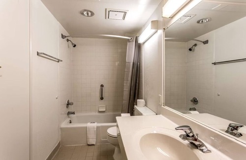 Edgewood Hotel | 3 Pet-Friendly Rooms Near Flying Point Park w/On-Site Dining & Free Breakfast