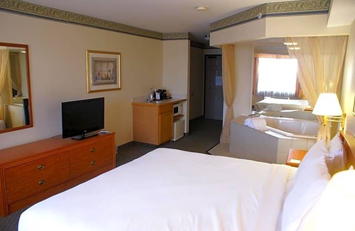 Lansing Hotel | 3-Star Hotel ∙ Country Inn & Suites by Radisson, Lansing, MI