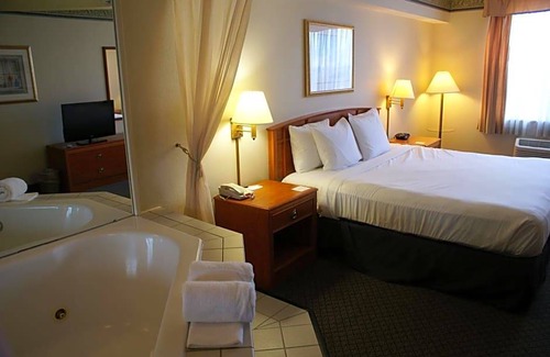 Lansing Hotel | 3-Star Hotel ∙ Country Inn & Suites by Radisson, Lansing, MI