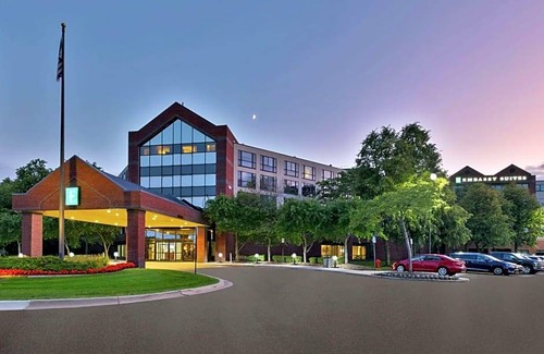 Auburn Hills Hotel | 3-Star Hotel ∙ Embassy Suites by Hilton Auburn Hills