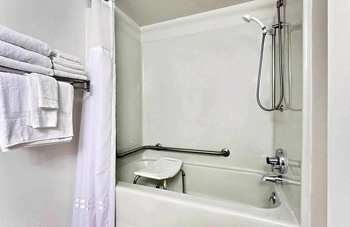 Marquette Hotel | 3-Star Hotel ∙ Ramada by Wyndham Marquette
