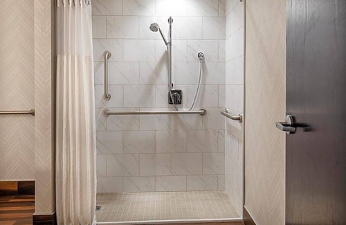 Downtown Hotel | 3-Star Hotel ∙ Doubletree By Hilton Youngstown Downtown