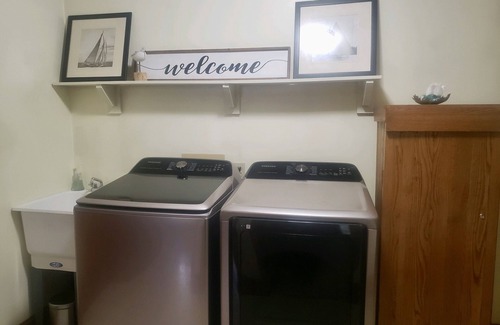 Onekama House | 30 acres to yourself, hiking trails, sauna, jet tub, near 3 lakes, pets welcome