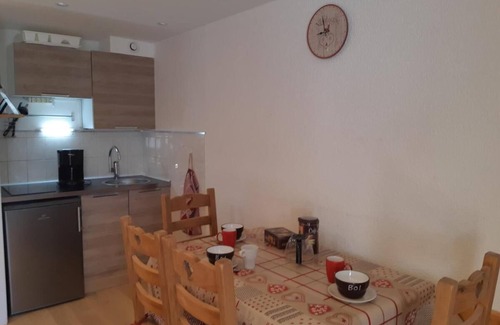 Mont-de-Lans Apartment | 300m from ski slopes, 3rd floor, balcony, tv, ski locker, 22m², Les 2 Alpes