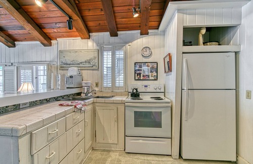 Avalon House | 304S: Budget-friendly Cottage, Open Floorplan Duplex, 2 Blocks to Beach, Shops +