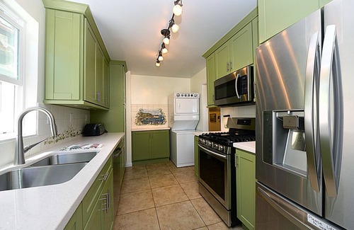 Avalon House | 315E Lower: Spacious, Remodeled, Ground Level Duplex, Quiet Street, WIFI - 315 E