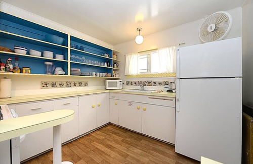 Avalon House | 334S: Quaint Catalina Cottage, Large Porch, BBQ, WIFI, Min Away from Beach - 334