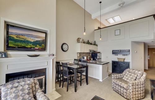 Charlevoix House | 343 Edgewater Inn