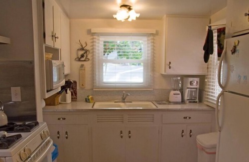 Avalon House | 358S: Charming Cottage, Spacious Front Porch & Patio, BBQ, WIFI - 358 Sumner Ave