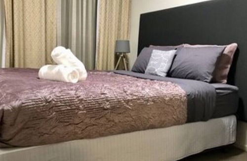 Kensington Apartment | 3BD/2BTH Apt next door to Flemington Racecourse W Parking