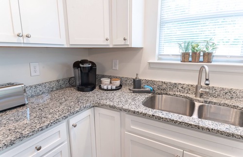 Greer House | 3Bed/2Bath Ritzy 3 of 3