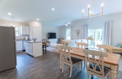 Greer House | 3Bed/2Bath Ritzy 3 of 3