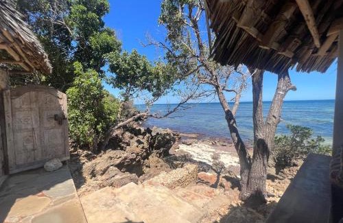 Funzi Island Villa | 3bed oceanfront with Ac &gazebo