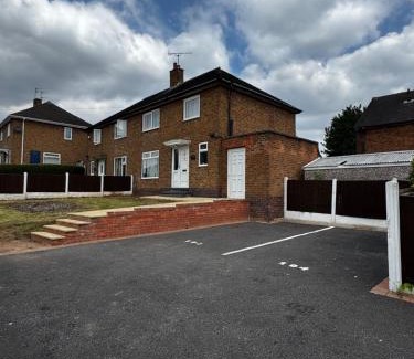 Bramcote House | 3BR,1 bathroom,1 shower,CCTV,Perfect for business trip & Families holiday or working proffesionals-just 5 min from M1,500MB Wi-Fi,Netflix,Fully equiped kitchen,Asda supermarket 5 min walk,Free Secure parking&relaxing garden