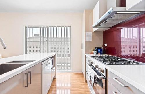 Athelstone House | 3br 2 Bth No Stairs Aircon Big Athelstone Home