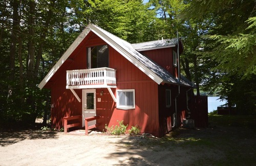 Eidelweiss Village Ski Chalet | 3BR Chalet with Private Beach and Dock, outdoor shower!