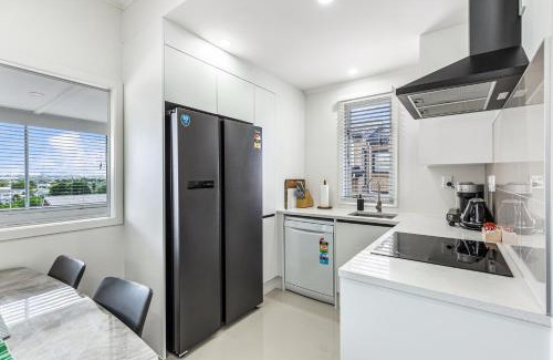 Sandringham House | 3BR Home w Ample Parking 10 Min to Auckland CBD