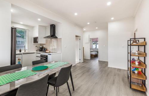 Sandringham House | 3BR Home w Ample Parking 10 Min to Auckland CBD