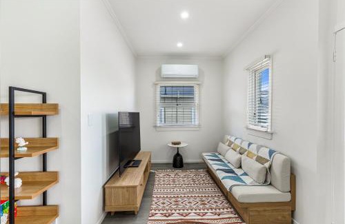 Sandringham House | 3BR Home w Ample Parking 10 Min to Auckland CBD