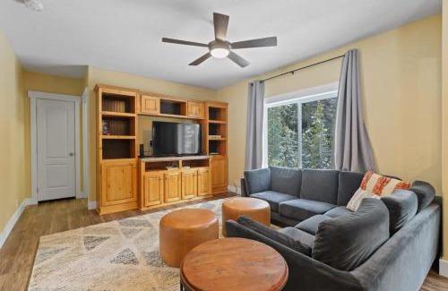 Blue River House | 3BR Modern Mountain Home with Hot Tub