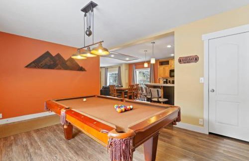 Blue River House | 3BR Modern Mountain Home with Hot Tub