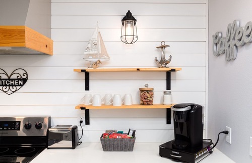 Bay Area House | 3BR Retreat Close to Beaches & Dining Sleeps 6 Pet-Friendly Full Kitchen