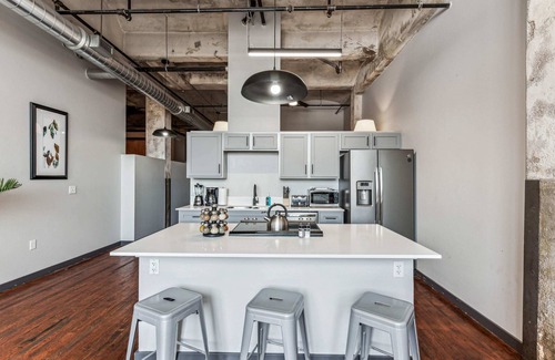 Crossroads Arts District Apartment | 3BR Stunning Downtown Historic Loft with Gym