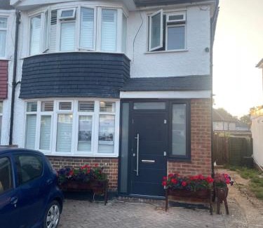 Whitton House | 4 bed house close to Allianz Stadium, LHR and London 20mins away