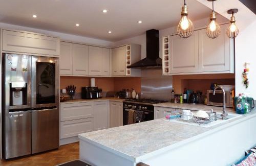 Whitton House | 4 bed house close to Allianz Stadium, LHR and London 20mins away