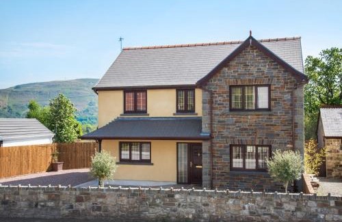 Cwm-twrch Isaf House | 4 Bed in Ystradgynlais BN343