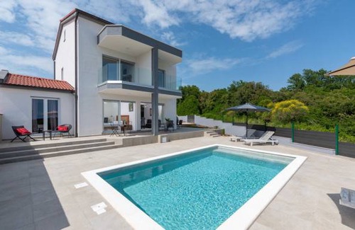 Peruski House | 4 bedroom accommodation in Pavicini