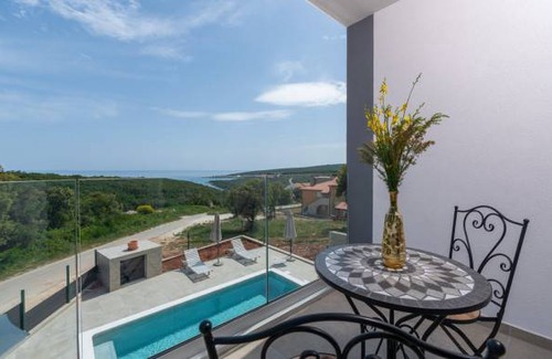 Peruski House | 4 bedroom accommodation in Pavicini