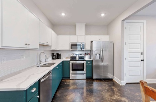 Cooper-Young Historic District House | ⭐️ 4 BEDROOM in 💙 of COOPER YOUNG ⭐️
