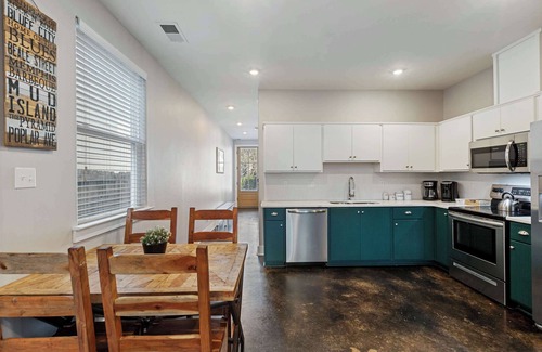 Cooper-Young Historic District House | ⭐️ 4 BEDROOM in 💙 of COOPER YOUNG ⭐️