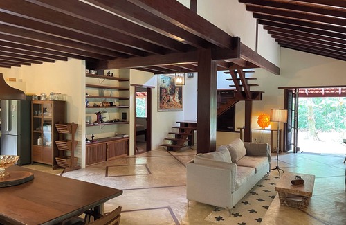 Marau House | 4-bedroom Property in beautiful Cassange Beach with WiFi, AC. Pet-friendly!