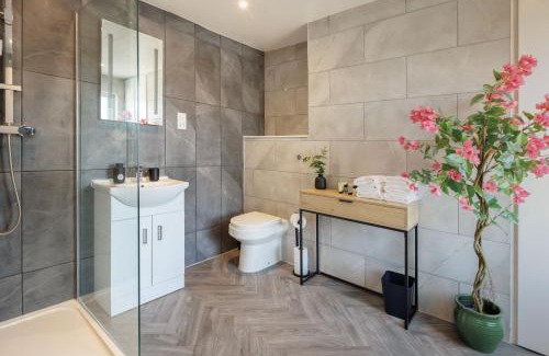 Gloucester Apartment | 4 Bedroom, Sleeps 8, 3 Bathroom, Hot Tub, WiFi, Smart TVs in Each Room 3 min walk to KINGSHOLM Stadium