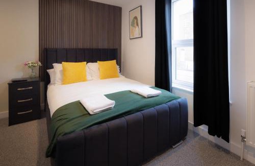 Gloucester Apartment | 4 Bedroom, Sleeps 8, 3 Bathroom, Hot Tub, WiFi, Smart TVs in Each Room 3 min walk to KINGSHOLM Stadium