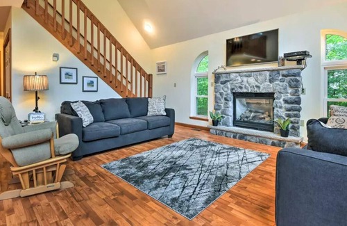 Thornhurst Ski Chalet | 4 bedrooms Chalet with hot tub, firepit, kayak in Pocono Lake Resort Community