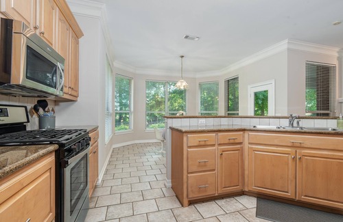 Paris House | 4 BR Spacious Luxury Home, 3 beds are King, perfect for executives or a family