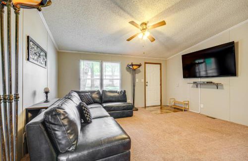 Lebanon House | 4 Mi to Bennett Spring SP Dog-Friendly Home!