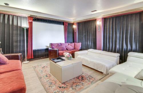 Southwest Colorado Springs Apartment | 4 Mi to Broadmoor! Apt with Movie Theater and Mtn View