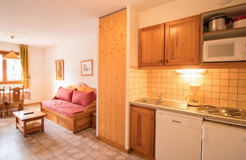 Aussois Apartment | 4-Person Apartment with Terrace in Aussois, Parking Included