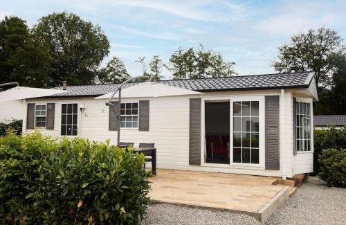 Oisterwijk Apartment | 4 persons chalet Valkenbosch situated in the forested area