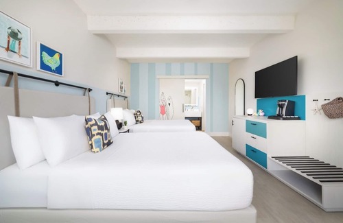 New Town Hotel | 4 Pool-view Rooms with 2 Queen Beds l Island Vibes Await in Blue Flamingo Resort