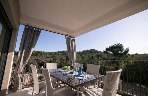 Zdrelac Apartment | 4 star Duplex apartment "Maginja", with private heated POOL & seaview