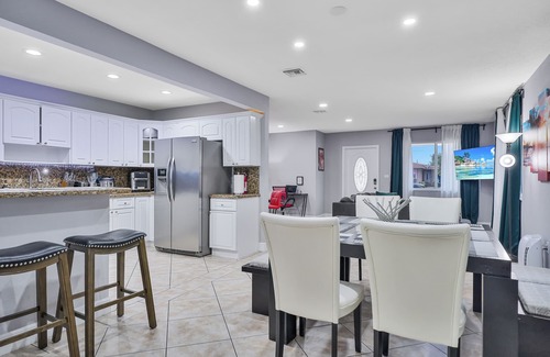 Coral Way House | 4 to 23 Guests GameRoom 2 Kitchens BAR BBQ